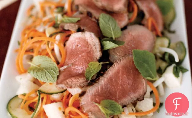Jicama, Kirby e salada de cenoura com cordeiro carbonizado