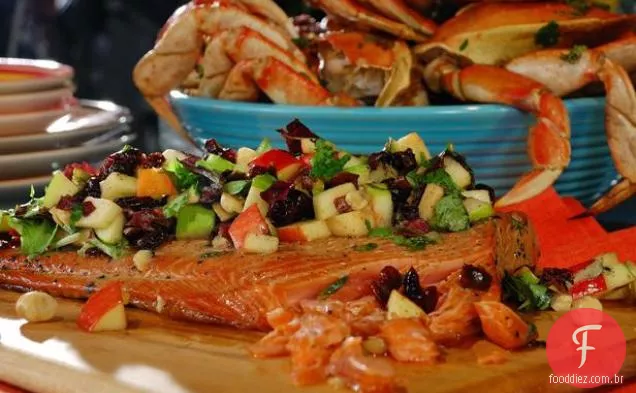 Salmão defumado quente com salada de maçãs, cerejas secas, avelãs e verduras e vinagrete de cidra de maçã