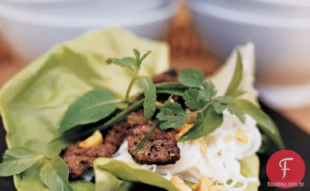 Rolinhos de carne de capim-limão com macarrão de arroz