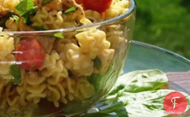 Salada De Macarrão Com Frango De Gergelim
