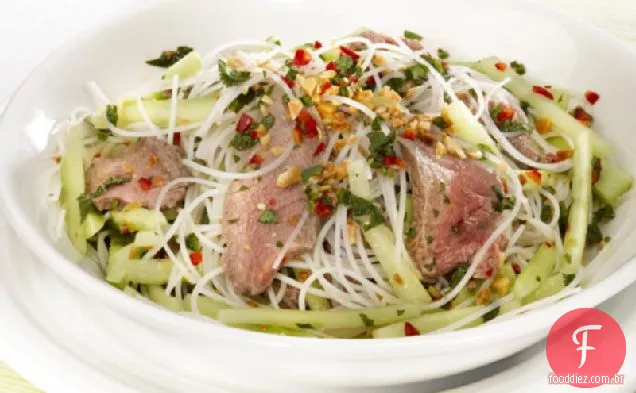 Carne Vietnamita, mamão verde e Salada De Macarrão