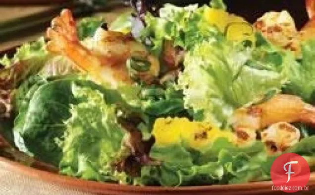 Salada de Verão Com Camarão grelhado e abacaxi em vinagrete de champanhe