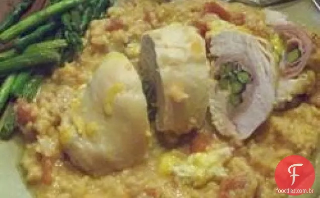 Peitos de frango recheados com aspargos e arroz parmesão