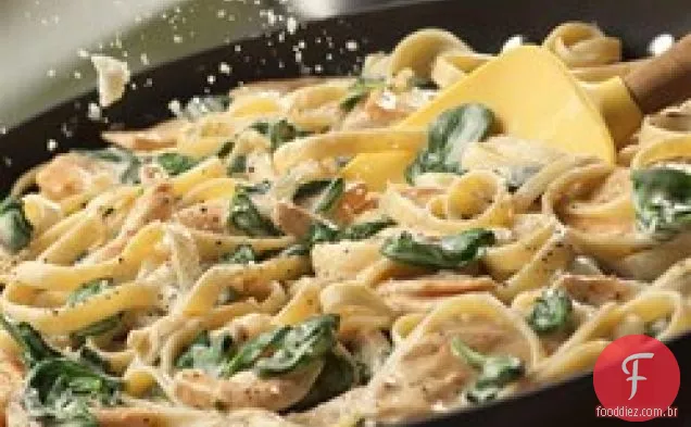 Frango simples Florentino Alfredo com Fettuccine