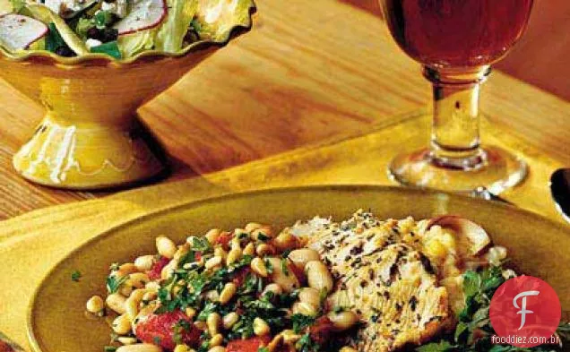 Tiras de Peru Herbed com pimentas assadas e feijão
