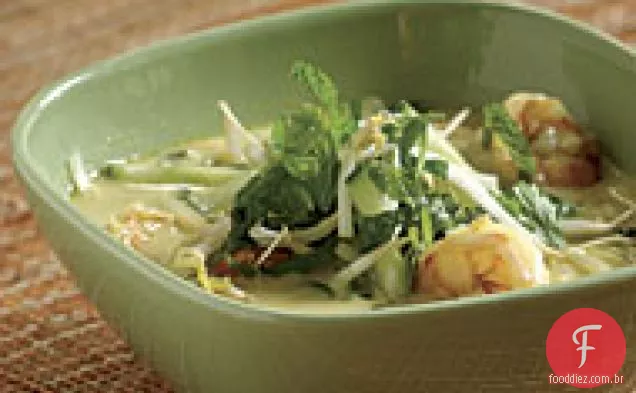 Sopa de macarrão picante com camarão e leite de coco