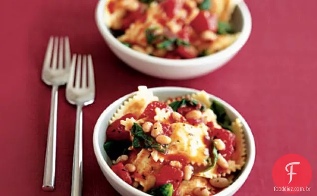 Ravioli com tomate, feijão branco e escarola