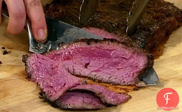 Bife de flanco assado coreano na salada de Slaw quente e azeda
