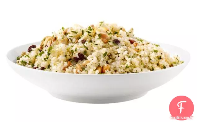 Quinoa com alho, pinhões e passas