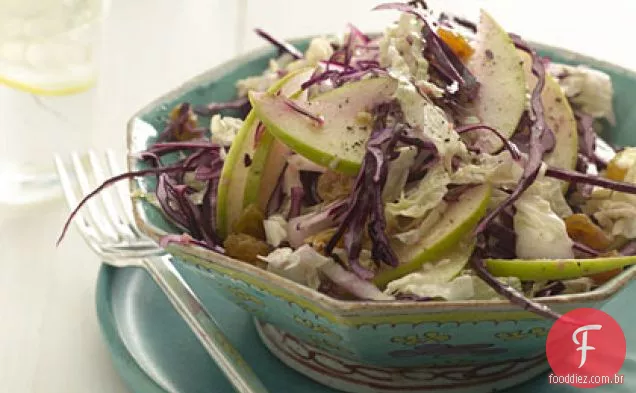 Salada de repolho roxo e maçã com vinagrete de gengibre