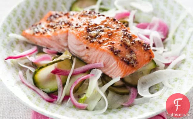 Salmão envidraçado com pepino em conserva