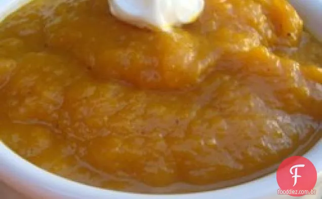 Abóbora assada, alho e sopa de maçã