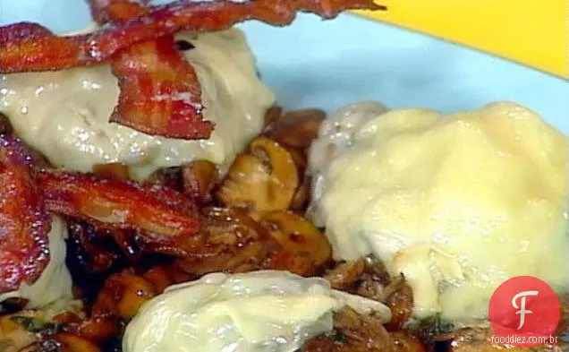 Cheeseburgers de Bacon de carne grande com baixo teor de carboidratos com cogumelos salteados