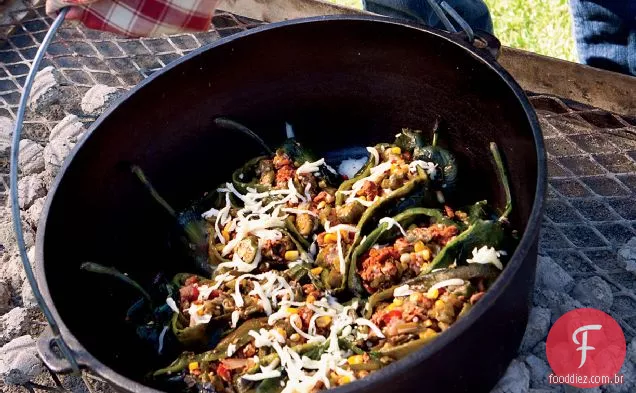 Chiles Rellenos com Succotash de milho e quiabo