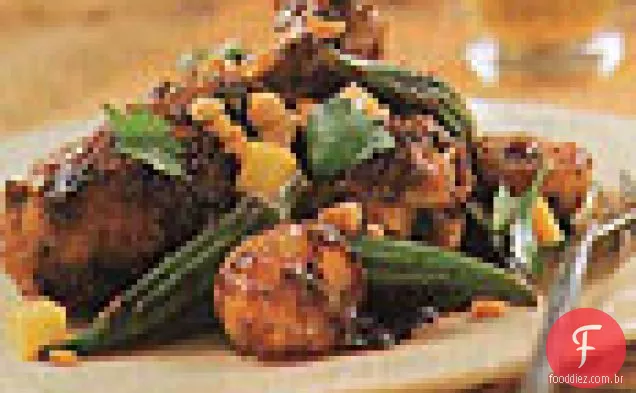 Pernas de frango com curry com quiabo e batatas
