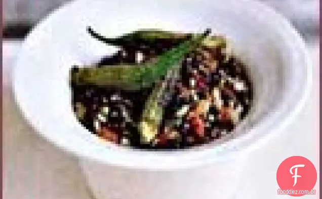 Cevada preta com especiarias africanas com quiabo e tomate