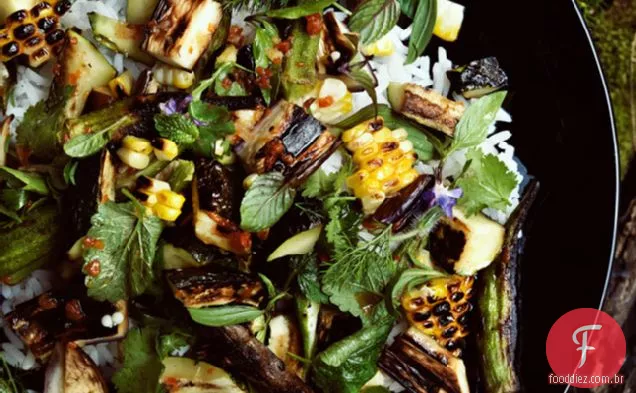 Salada grelhada de legumes e arroz com vinagrete de molho de peixe