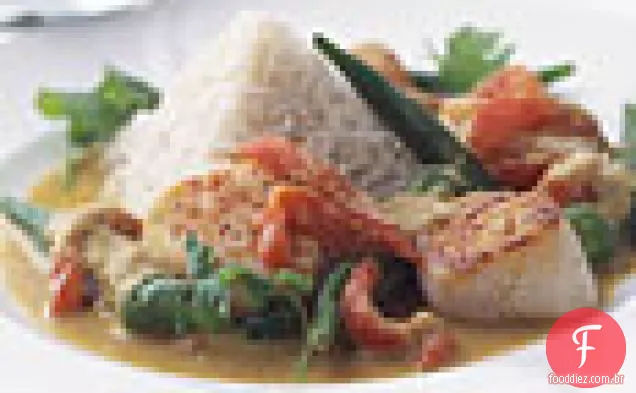 Vieiras, quiabo e tomates em molho de Curry de coco