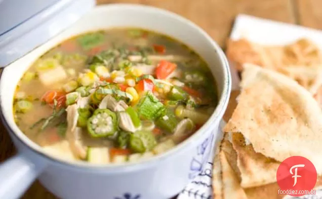 Sopa De Frango E Vegetais De Verão