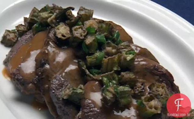 Me ame lombo minuto-bifes com quiabo frito
