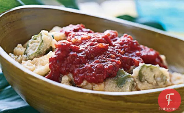 Coo-Coo vegetal misturado com molho de tomate