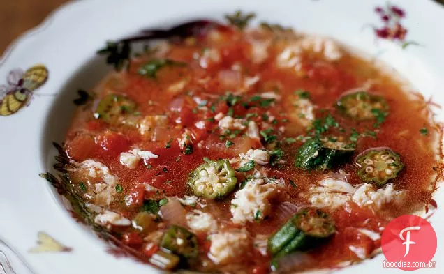 Sopa de caranguejo estilo Gumbo com quiabo e tomate