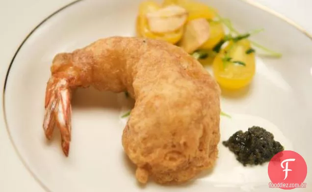 Camarão maltratado de leitelho com Caviar de esturjão da Califórnia e Creme Fraiche sobre Broto de ervilha e salada de tomate