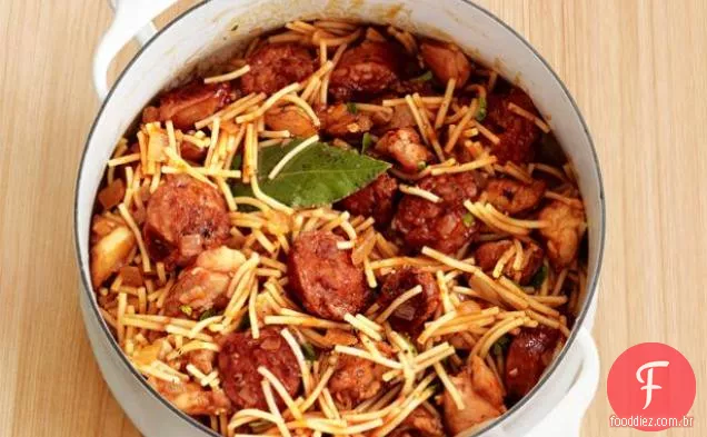 Macarrão de estilo espanhol com frango e Salsicha