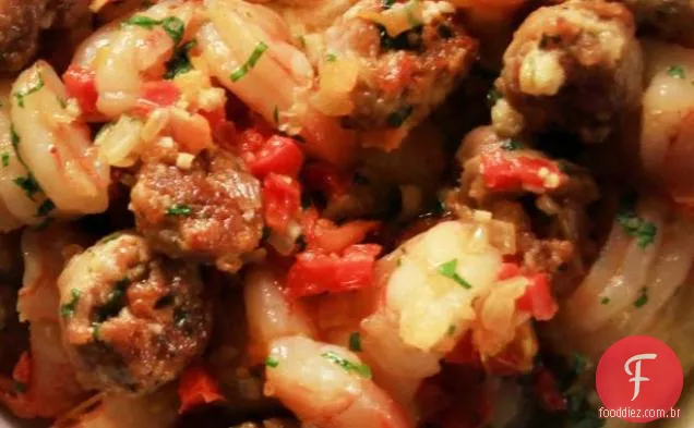 Salsicha, camarão e pimentão sobre grãos de queijo