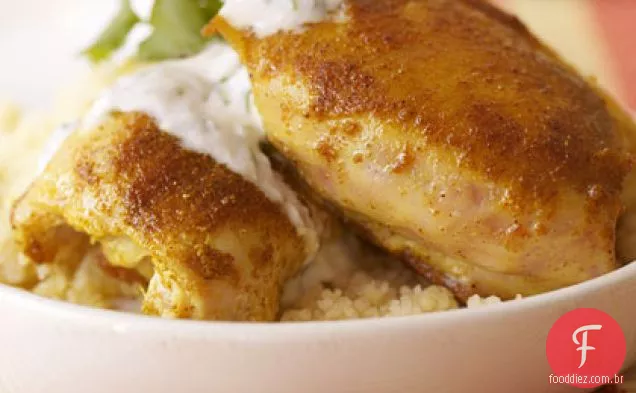 Coxas de frango temperadas com molho de iogurte
