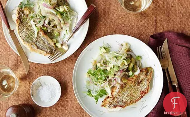 Pele crocante Robalo do Mar Negro com abacate, Tomatillo e Erva-Doce Sabor