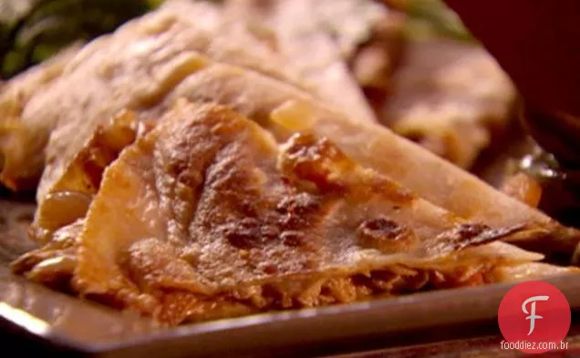 Quesadillas de frango com Chiles Serrano e Cheddar Branco