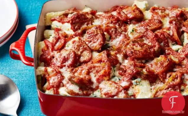 Frango salsicha, pimenta e cebola macarrão falso-assar