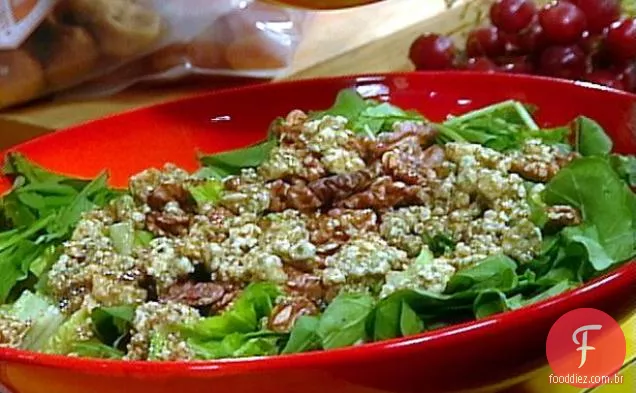 Salada de rúcula e Romaine com nozes e vinagrete de queijo azul