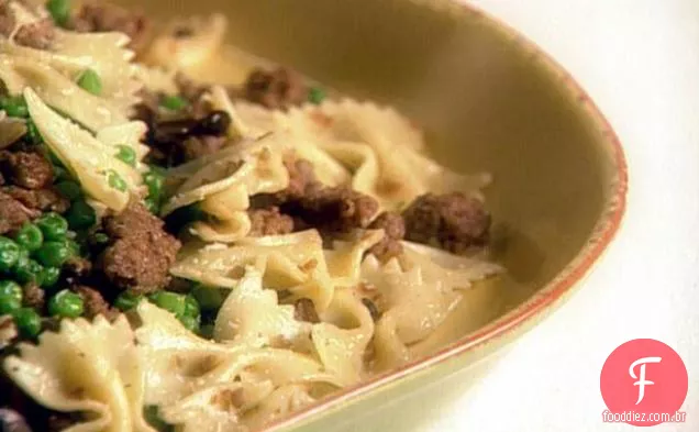 Farfalle com Linguiça de Peru, ervilhas e cogumelos