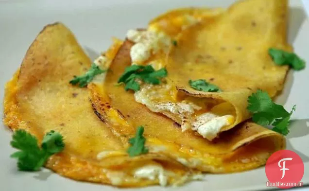 Quesadilla com queijo de cabra, aspargos, cogumelos e molho Tomatillo assado