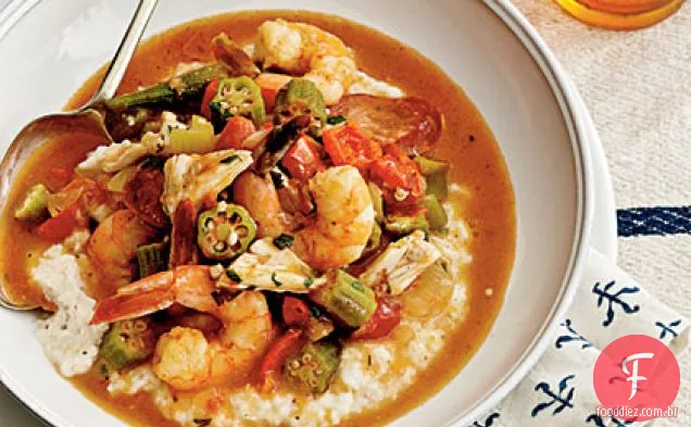 Camarão-e-caranguejo Gumbo sobre grãos