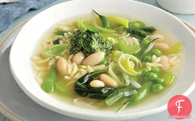 Sopa de legumes verde com pesto de limão e manjericão