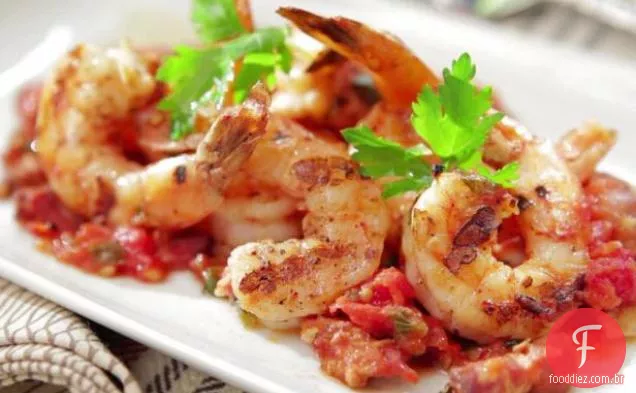 Camarão grelhado com Bacon, tomate e vinagrete de Cebolinha