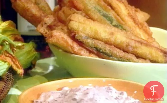 Palitos de abobrinha crocantes com molho de azeitona