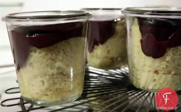 Bolos amarelos em uma jarra com Ganache de Chocolate
