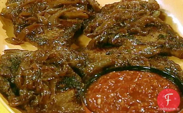 Bifes Delmonico com cebola balsâmica e molho de bife