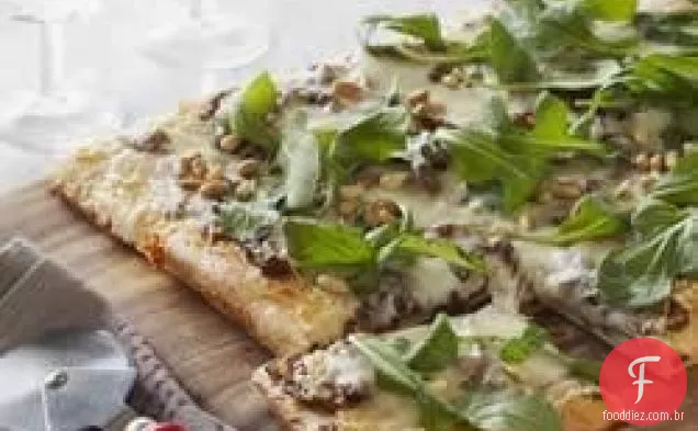 Pizza caramelizada de cebola e rúcula