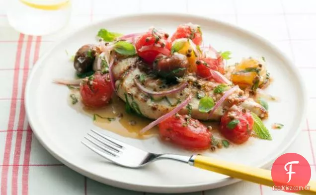 Peito de frango grelhado com salada de tomate cereja marinada