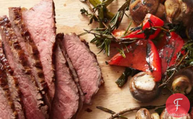Bife de três pontas com cogumelos e pimentões