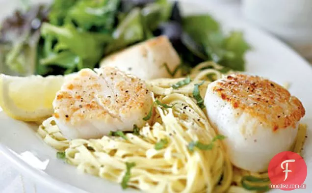 Vieiras grelhadas com linguina fresca e queijo Romano