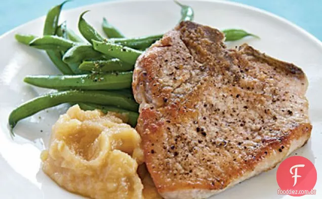 Costeletas de porco fritas e compota de maçã caseira