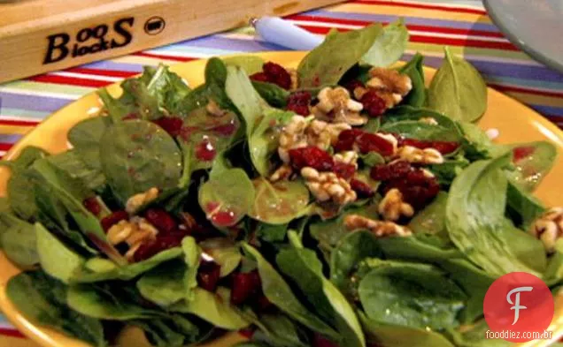 Salada de espinafre com Cranberries secas, nozes e vinagrete de romã
