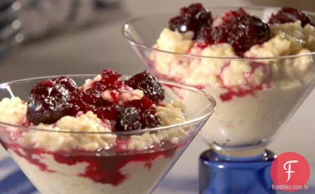 Pudim de arroz de coco torrado com molho de cereja