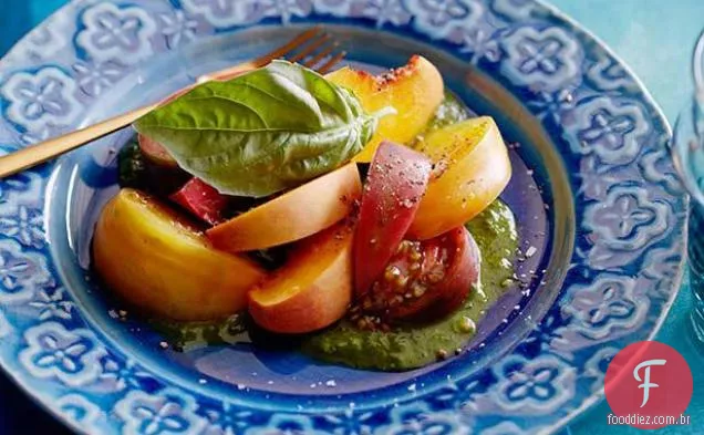 Salada de tomate pêssego com manjericão